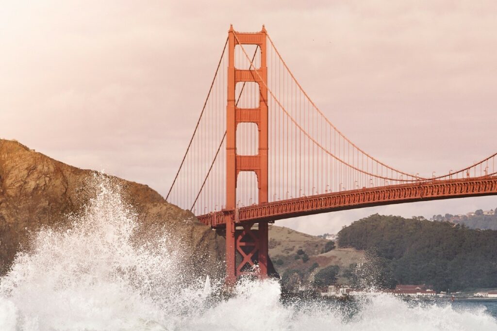 Ilustrasi Jembatan Merah Purbalingga, Jembatan Ikonik Penuh Masalah (Unsplash)