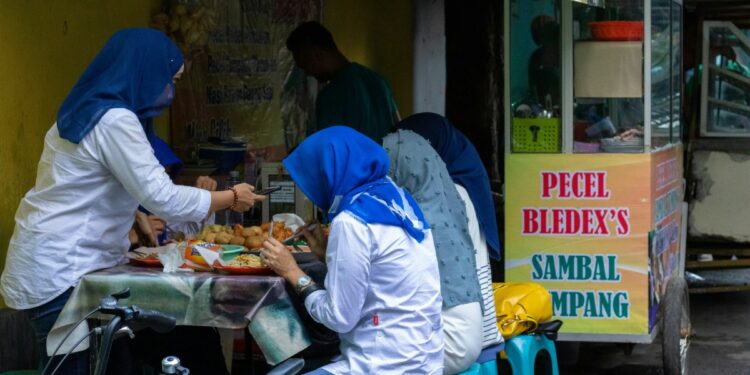 Orang Surabaya dan Obsesinya terhadap Sambal Petis (Unsplash)