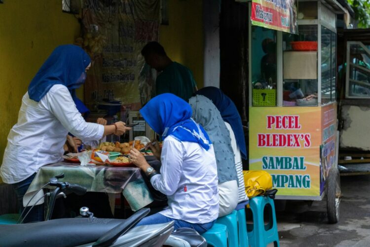 Orang Surabaya dan Obsesinya terhadap Sambal Petis (Unsplash)