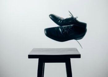 Sepatu Pantofel Dijauhi ASN, Lebih Nyaman Pakai Sneakers Lokal (Unsplash)