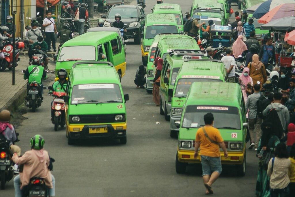 Naik Angkot di Depok Hanya untuk Mereka yang Punya Nyali, Armada Bobrok dan Sopir Ugal-ugalan Mojok.co sopir angkot