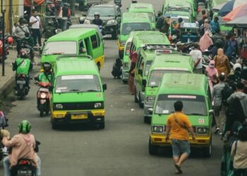 Naik Angkot di Depok Hanya untuk Mereka yang Punya Nyali, Armada Bobrok dan Sopir Ugal-ugalan Mojok.co sopir angkot