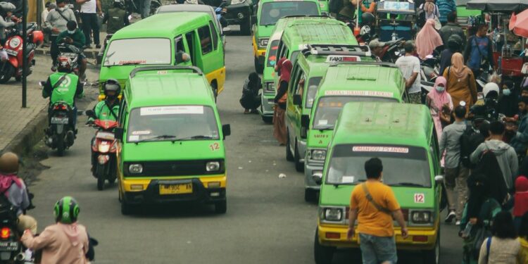 Naik Angkot di Depok Hanya untuk Mereka yang Punya Nyali, Armada Bobrok dan Sopir Ugal-ugalan Mojok.co sopir angkot