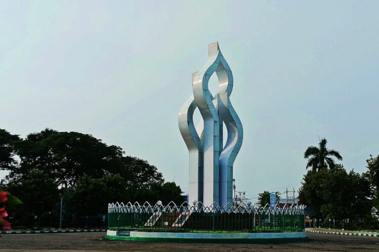 Taman Monumen Arek Lancor Pamekasan, Bukti Orang Madura Gagal Paham Konsep Buang Sampah pada Tempatnya Mojok.co