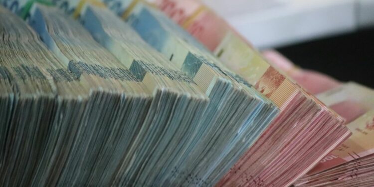 Gaji Dirapel, Sistem Pengupahan Paling Nggak Manusiawi yang Masih Sering Dilakukan Kantor Pemerintahan Mojok.co