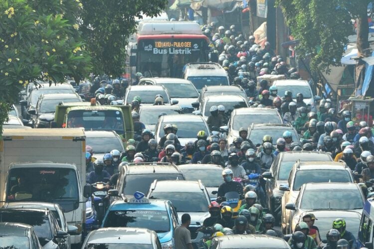 Saking Ruwetnya, Kemacetan Simpang Pasar Parung Bogor Nggak akan Terurai sampai Kiamat Mojok.co