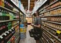 5 Alasan Orang Lebih Memilih Ambil Barang di Deretan Belakang Rak Minimarket padahal Barangnya Sama Saja