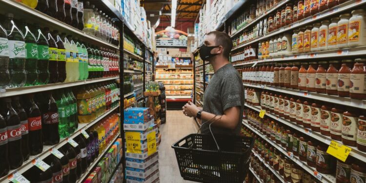 5 Alasan Orang Lebih Memilih Ambil Barang di Deretan Belakang Rak Minimarket padahal Barangnya Sama Saja