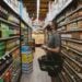 5 Alasan Orang Lebih Memilih Ambil Barang di Deretan Belakang Rak Minimarket padahal Barangnya Sama Saja