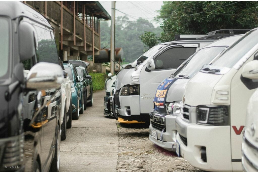 Membandingkan Mobil Travel Kelas Ekonomi, Reguler, dan Eksekutif Rute Bukittinggi Padang, Mana yang Lebih Nyaman?