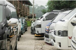 Membandingkan Mobil Travel Kelas Ekonomi, Reguler, dan Eksekutif Rute Bukittinggi Padang. Mana yang Lebih Nyaman?