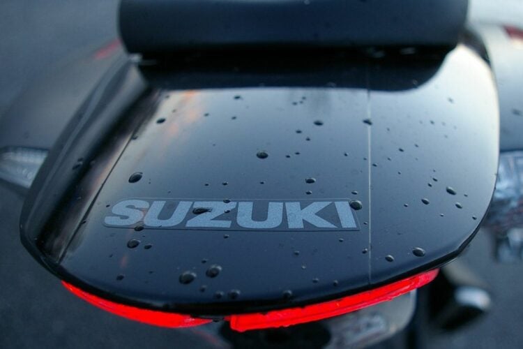 Suzuki Avenis 125 Nggak Belajar dari Pengalaman. Apakah Suzuki Sengaja Memproduksi Sepeda Motor yang Nyeleneh biar Dibilang Rare di Masa Depan?