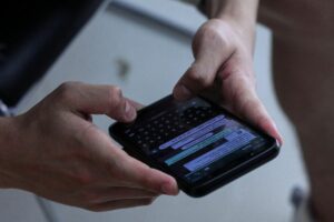 Fitur Reaction WhatsApp Nggak Ada Gunanya, Bukannya Mempermudah Komunikasi Cuma Bikin Sakit Hati