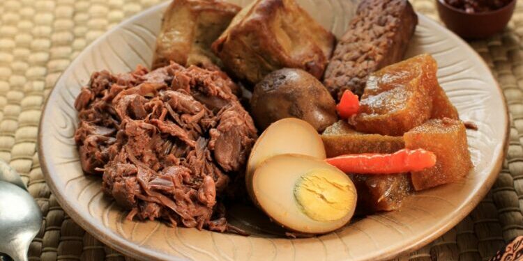 Dosa Penjual Gudeg Emperan di Jogja yang Menjebak Pembeli (Shutterstock)