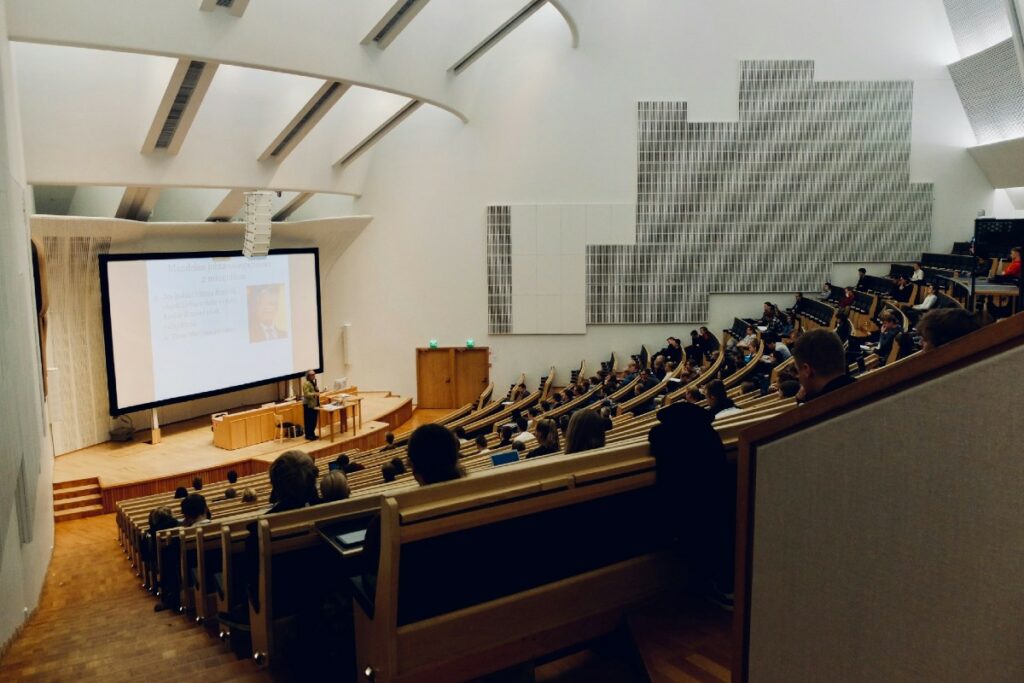 UNY Bikin Mahasiswa UNJ Iri karena Sempitnya Gedung Kuliah (Unsplash)