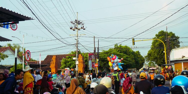 4 Persimpangan di Kediri yang Terlihat Baik-baik Aja, tapi Aslinya Mengancam Nyawa Mojok.co
