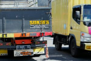 Jangan Punya Rumah Dekat Jalur Pantura kalau Nggak Siap Menghadapi Hawa Panas dan Truk Tronton “Nyasar”