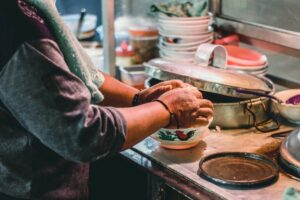 Mie Ayam Gerobak Biru “Sesepuh” Mie Ayam Gerobak Cokelat dan Gerobak Hijau, Pantas Rasanya Lebih Enak!