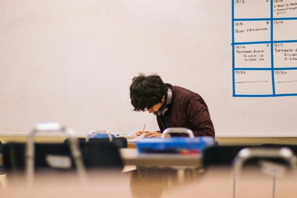 Derita Lulusan S2, Susah-susah Kuliah Ujungnya Jadi Budak Profesor dan Terjebak Pinjol Mojok.co