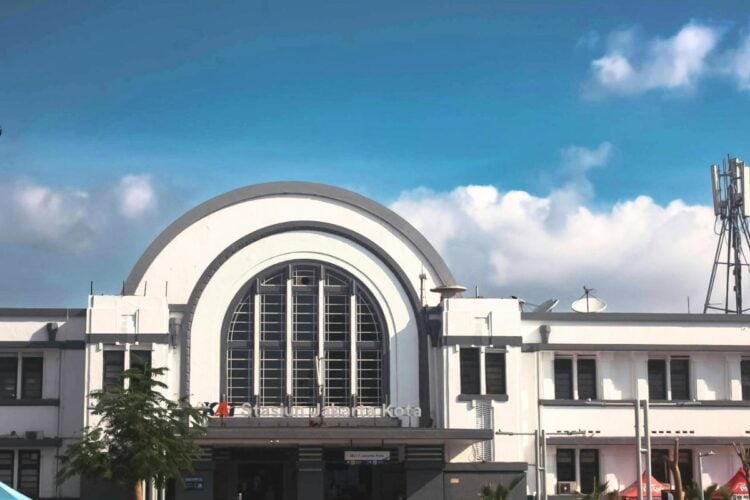 5 Stasiun KRL Paling Ikonik di Jakarta, Bisa Jadi Sarana Rekreasi Murah Meriah Mojok.co