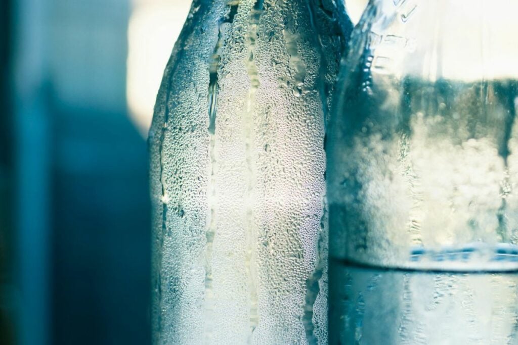 Mempertanyakan Alasan Produsen Air Minum Membuat Kemasan Mini, Lebih Banyak Mudaratnya Ketimbang Manfaatnya Mojok.co