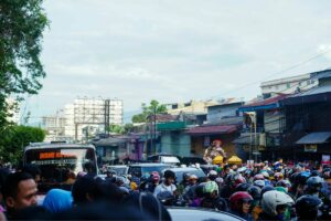 Pertigaan Reni Jaya Pamulang: Surga bagi Pecinta Kuliner, tapi Neraka bagi Pengendara