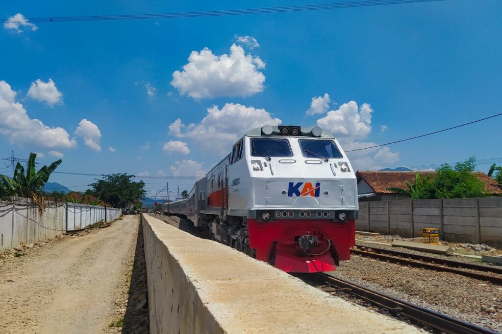 Kereta Api Serayu: Kereta yang Bikin Penumpang Berangkat Segar, Pulang Layu