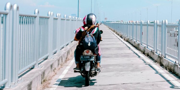 Suramadu, Jembatan Paling Tidak Terurus di Indonesia. Mulai dari Aspalnya Mengancam Nyawa hingga Jalur Motor Jadi Tempat Wisata