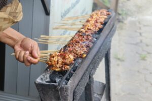 3 Warung Sate Ayam yang Membahayakan Konsumen. Hati-hati Terjebak Makan di Sini!