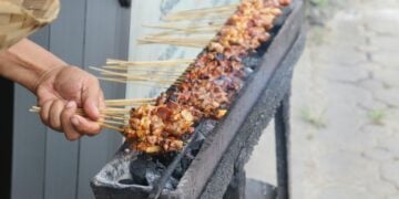 3 Warung Sate Ayam yang Membahayakan Konsumen. Hati-hati Terjebak Makan di Sini!