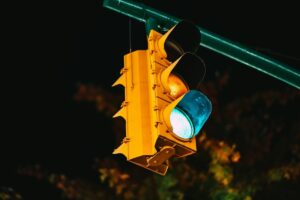 Lampu Lalu Lintas dan Lampu Sein Adalah 2 Lampu yang Sama Sekali Nggak Berguna di Indonesia