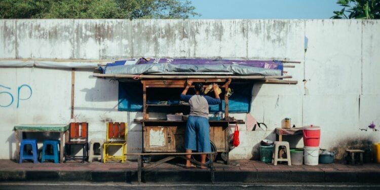 4 Cara Mudah Mengenali Angkringan Enak, Jangan Sampai Terjebak! Mojok.co angkringan jogja, angkringan stadion mojosari