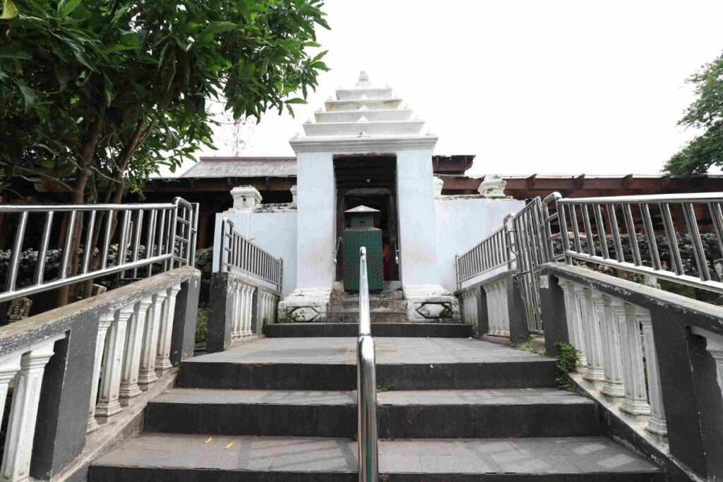 Makam Wali Songo Terlalu Banyak Kotak Amal, Merusak Pemandangan dan Kekhusyukan Saat Ziarah Mojok.co