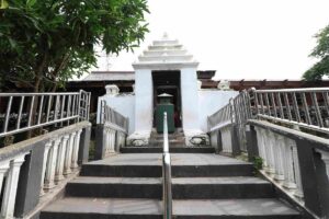 Makam Wali Songo Terlalu Banyak Kotak Amal, Merusak Kesakralan Tempat Ziarah