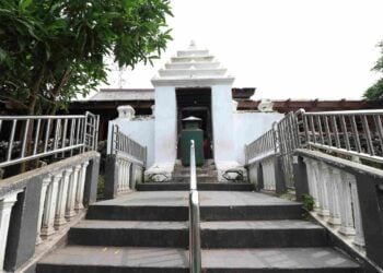 Makam Wali Songo Terlalu Banyak Kotak Amal, Merusak Pemandangan dan Kekhusyukan Saat Ziarah Mojok.co