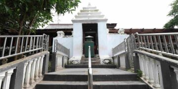 Makam Wali Songo Terlalu Banyak Kotak Amal, Merusak Pemandangan dan Kekhusyukan Saat Ziarah Mojok.co