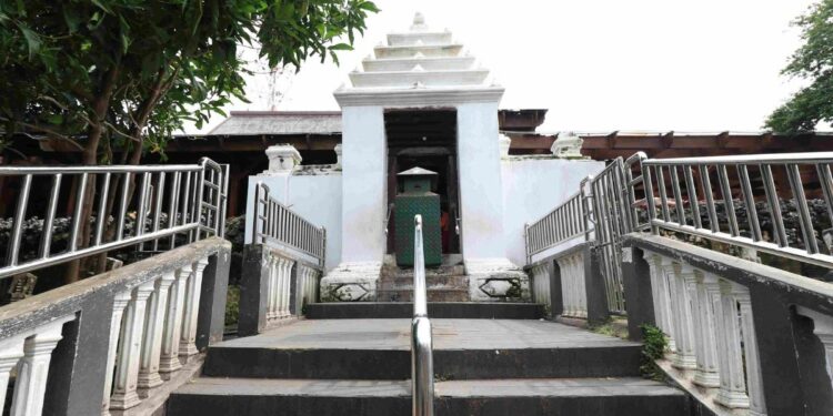 Makam Wali Songo Terlalu Banyak Kotak Amal, Merusak Pemandangan dan Kekhusyukan Saat Ziarah Mojok.co