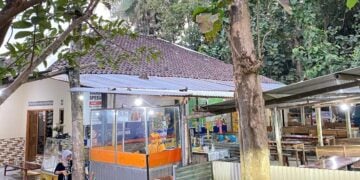 Warjok, Warung Makan Dekat Kuburan yang Selalu Ramai Mahasiswa Untidar Magelang Mojok.co