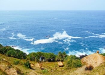 Pantai Menganti, Pantai yang Melawan Kodrat dan Tampil Beda dari Pantai Lain di Kebumen