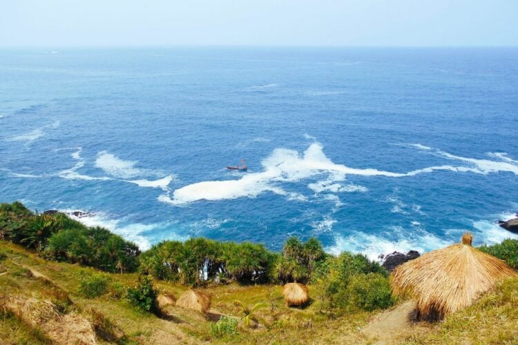 Pantai Menganti, Pantai yang Melawan Kodrat dan Tampil Beda dari Pantai Lain di Kebumen