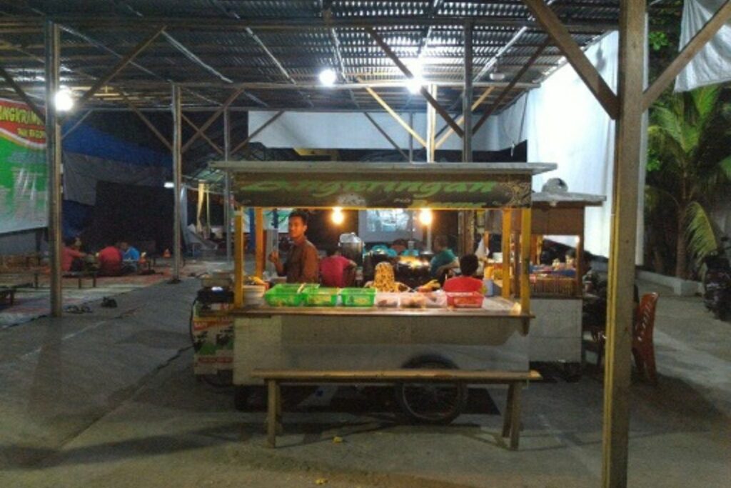 Angkringan Solo Bikin Syok Perantau Ponorogo: Menu Bakaran kok Nggak Pakai Bumbu Bakar? Ini sih Namanya Nget-ngetan Gorengan!