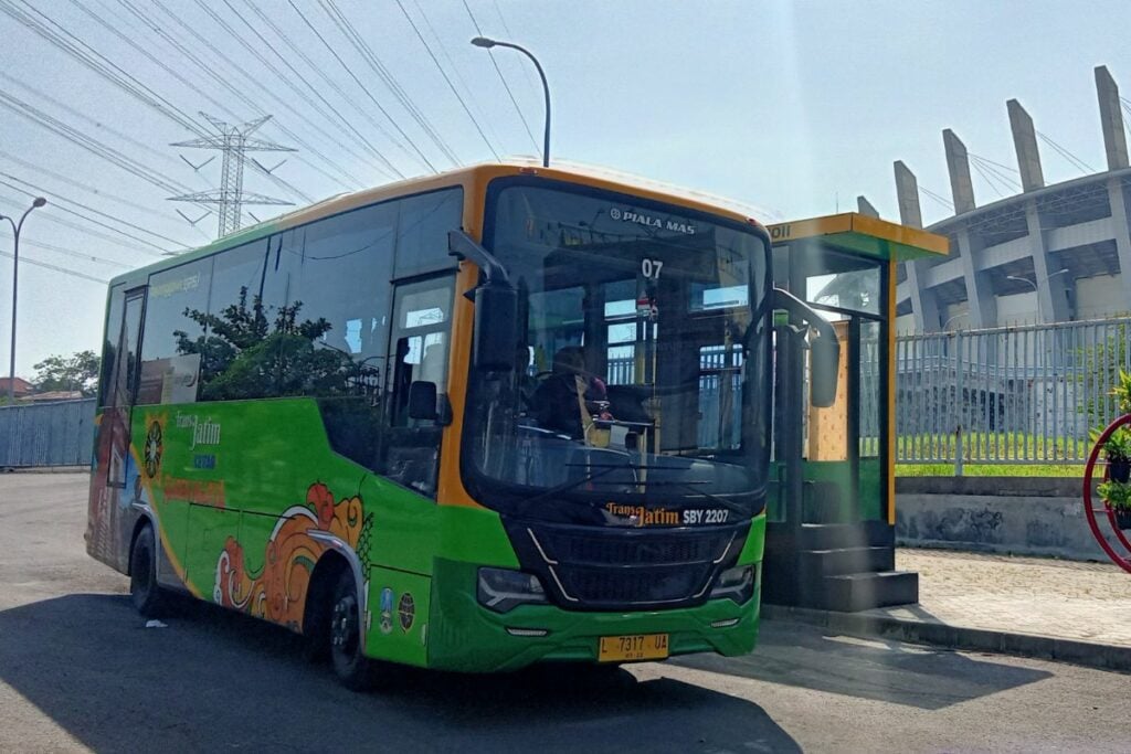 Trans Jatim: Bus Mungil yang Ekonomis dan Nyaman, tapi Nggak Ramah untuk Penumpang Pendek seperti Saya