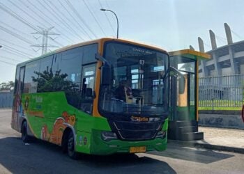 Trans Jatim: Bus Mungil yang Ekonomis dan Nyaman, tapi Nggak Ramah untuk Penumpang Pendek seperti Saya