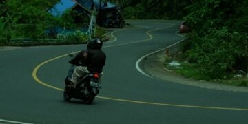 Sisi Lain Meludah Sembarangan yang Perlu Disadari Pengendara Motor. Tolong Baca Baik-baik biar Nggak Terus-terusan Goblok!