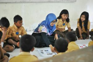 Kalau Mau Cari Uang Jangan Jadi Guru, Terus Mereka Mau Makan Apa? Tenaga Dalam?