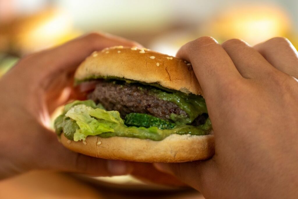 Burger Bangor, Burger Lokal yang "Berbahaya", Sekali Gigit, Nggak Bisa Berhenti!