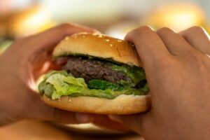Burger Bangor, Burger Lokal yang “Berbahaya”, Sekali Gigit, Nggak Bisa Berhenti!
