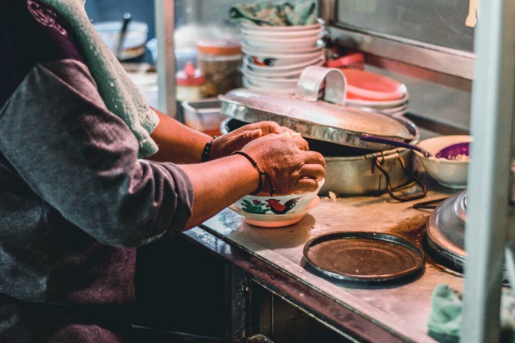 Ciri-ciri Warung Bubur Ayam yang Terkenal Enak dan Sudah Jadi Langganan Banyak Orang