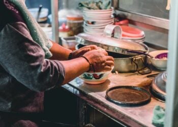 Ciri-ciri Warung Bubur Ayam yang Terkenal Enak dan Sudah Jadi Langganan Banyak Orang