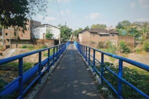 Jembatan Biru UNS, Jalur Alternatif Ekstrem yang Mengajarimu Pandangan Hidup Orang Solo